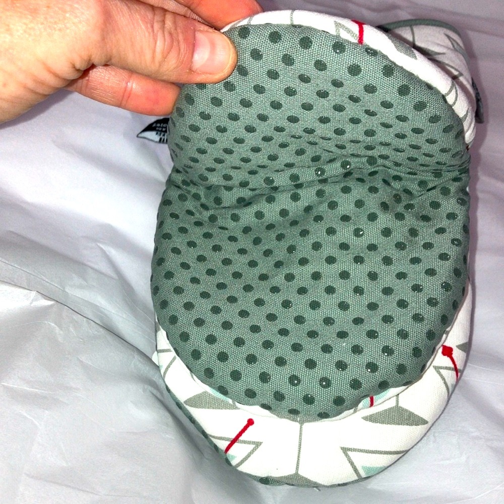 Kate Spade NWT 2 Gray and White Martini Print Oven Mitts - Picture 6 of 9